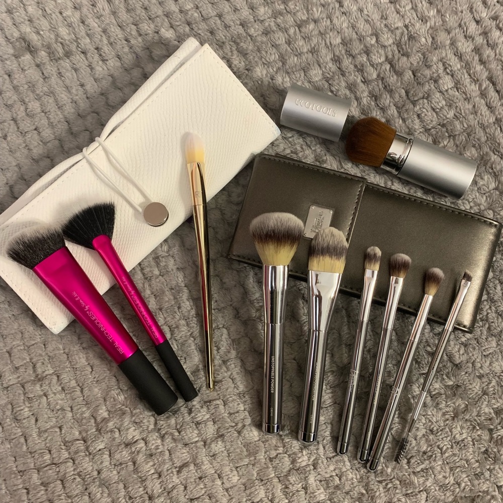 Lot of makeup brushes - IT Cosmetics, RT, EcoTools